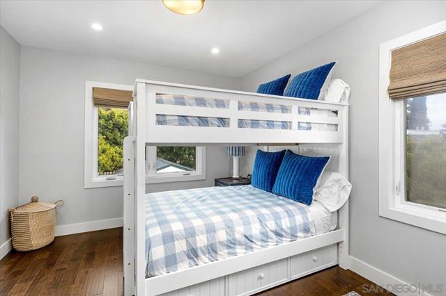 6411 Dowling Dr, La Jolla CA: https://media.crmls.org/mediaz/eefb96ec-6eff-44d7-87bc-193cc0f11f01.jpg