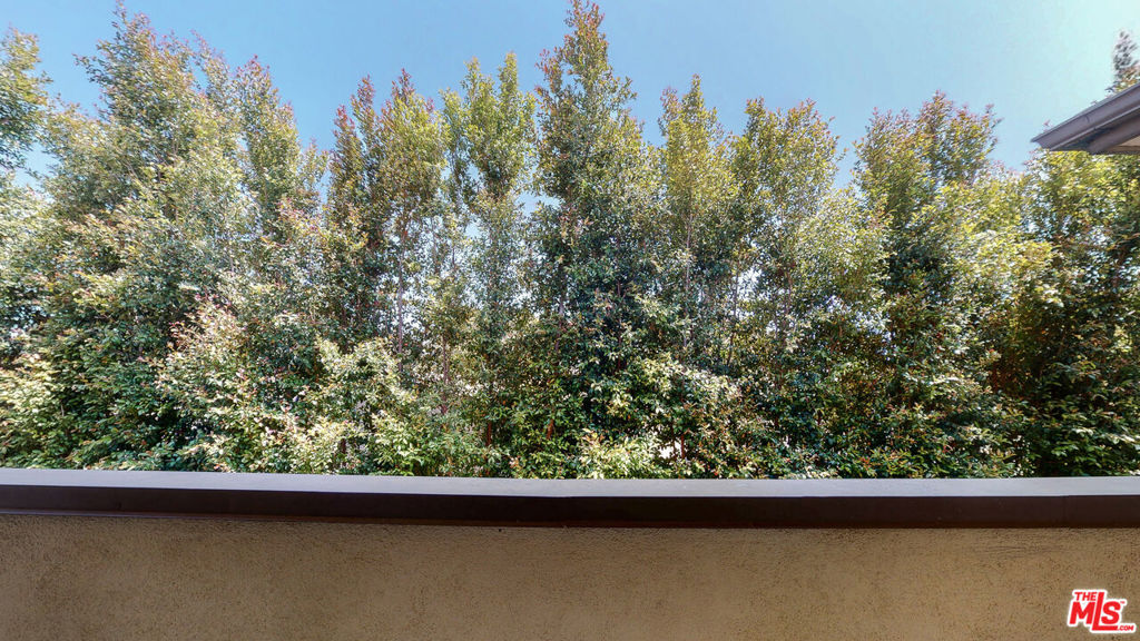 https://media.crmls.org/mediaz/eefc34e6-6089-45db-9962-93cf9c3743b8.jpg?preset=X-Large