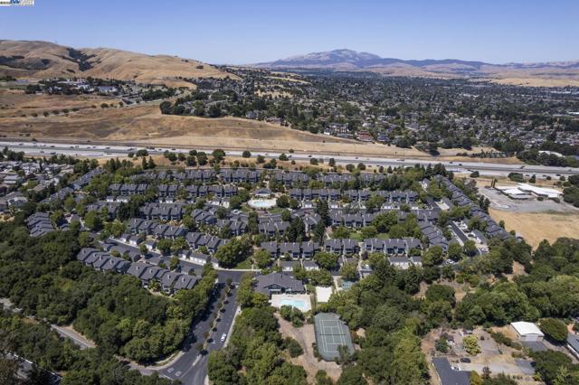 7710 Canyon Meadow Cir, Pleasanton CA: https://media.crmls.org/mediaz/eefcca66-06f5-4f7d-bd90-ccfd1e127722.jpg
