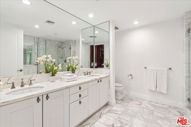 261 S Reeves Drive, Beverly Hills CA: https://media.crmls.org/mediaz/eefd0ab6-36b9-498a-b5e0-17c852a3cab4.jpg