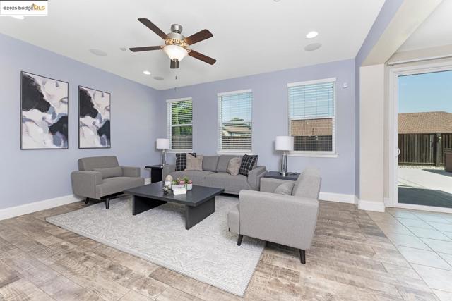 1604 Coventry Dr, Oakley CA: https://media.crmls.org/mediaz/eefe1c4c-dd31-4c16-b7ed-df513322c0e7.jpg