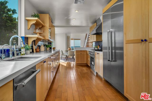 4 Lighthouse Street, Marina del Rey CA: https://media.crmls.org/mediaz/eeffa28c-14d6-4345-8c51-20f313fce12b.jpg