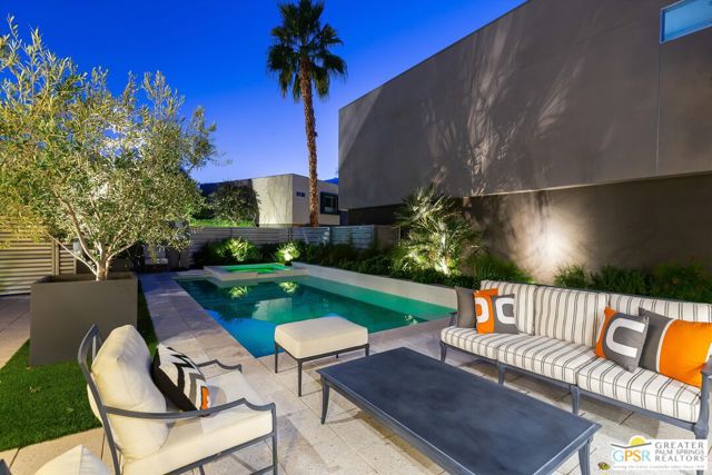 1062 Hunter Drive, Palm Springs CA: https://media.crmls.org/mediaz/ef0000b1-5ee6-4c3b-981d-2090bac3a980.jpg