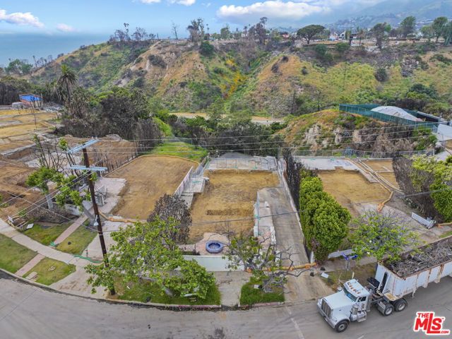 595 Radcliffe Avenue, Pacific Palisades CA: https://media.crmls.org/mediaz/ef007ed5-7b56-4eb5-8332-95f0978f0271.jpg