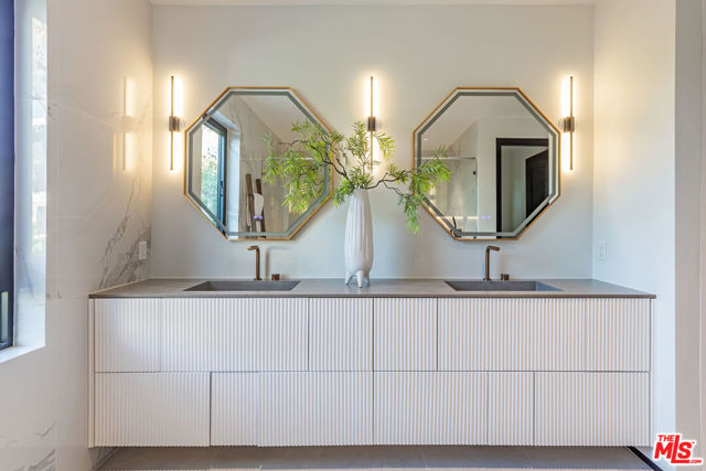 1271 Sunset Plaza Drive, Los Angeles CA: https://media.crmls.org/mediaz/ef02669c-6254-402a-a091-4b6162b4c651.jpg