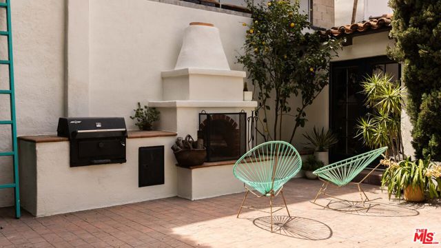 1012 Superba Avenue, Venice CA: https://media.crmls.org/mediaz/ef02f8f1-d950-486d-9459-2683982df1d6.jpg