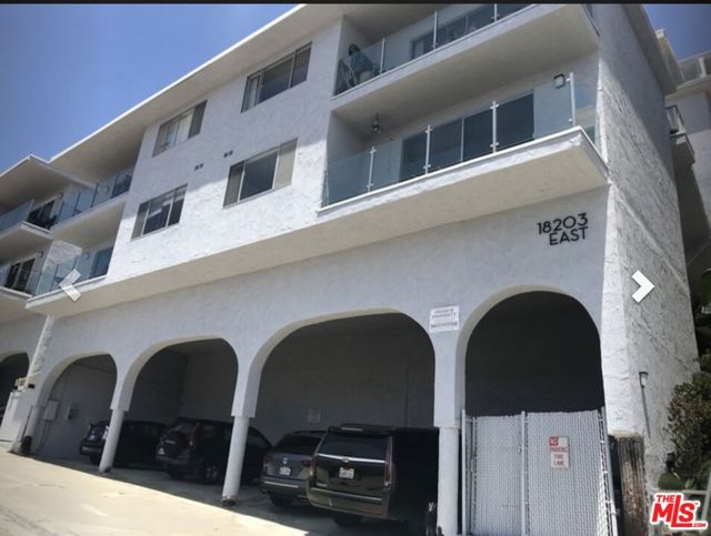 18203 Coastline Drive, Malibu CA: https://media.crmls.org/mediaz/ef04662d-db21-4509-a395-938484281547.jpg