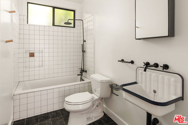 956 Parkman Street, Altadena CA: https://media.crmls.org/mediaz/ef049007-35e2-48c6-91ab-4b6d7da100a5.jpg