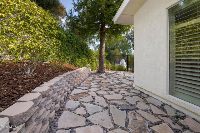 28329 Foothill Drive, Agoura Hills CA: https://media.crmls.org/mediaz/ef04f542-92c1-406e-a855-71f9d5475cb2.jpg