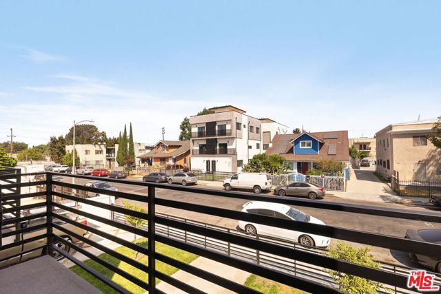 714 W 41st Place, Los Angeles CA: https://media.crmls.org/mediaz/ef05bba2-b0dc-4090-94d9-297591fc18de.jpg