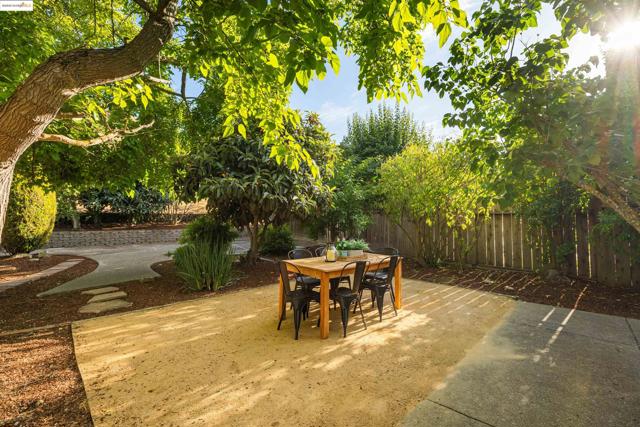 160 Manzanita Pl, Hercules CA: https://media.crmls.org/mediaz/ef06326a-d48e-4e1d-b222-8ec874744516.jpg