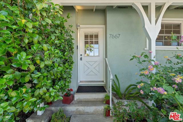 7667 Chisholm Avenue, Van Nuys CA: https://media.crmls.org/mediaz/ef06aa94-324e-407e-acb7-29e4a2d09573.jpg
