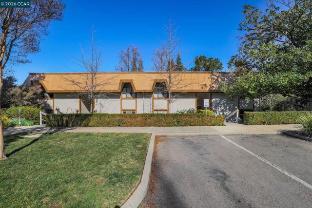 1525 Canyonwood Ct, Walnut Creek CA: https://media.crmls.org/mediaz/ef06b3f8-df51-4e02-b404-91cc8f0cfb1f.jpg