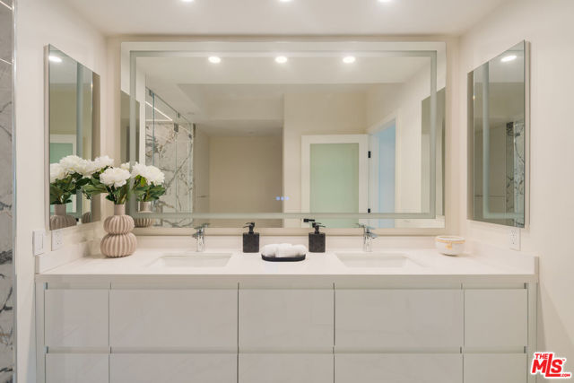 13600 Marina Pointe Drive, Marina del Rey CA: https://media.crmls.org/mediaz/ef076597-8aee-4947-92e9-5d98a8c6a23d.jpg