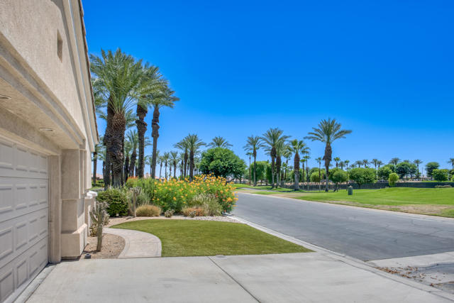 44010 Royal Troon Drive Drive, Indio CA: https://media.crmls.org/mediaz/ef07a8a7-982e-4cfd-a8a0-af3649b6c3cd.jpg