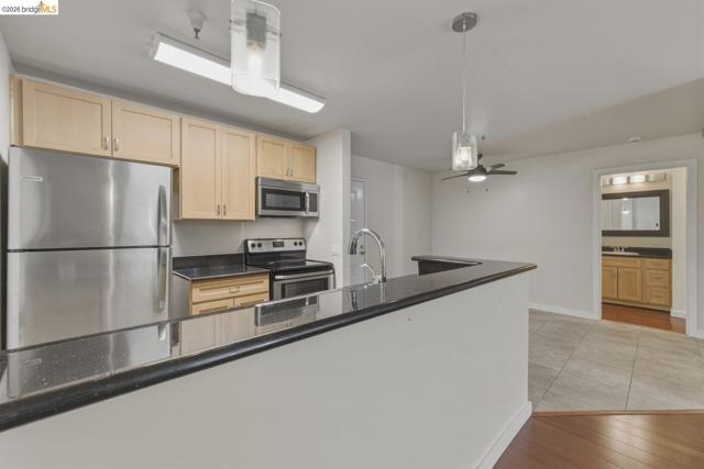 6400 Christie Ave, Emeryville CA: https://media.crmls.org/mediaz/ef083896-2bc0-4d3d-a180-f7b9e225f7dd.jpg