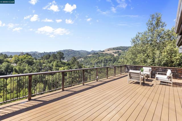 25 Watchwood Ct, Orinda CA: https://media.crmls.org/mediaz/ef08a4ee-d55b-433d-b92a-148a6e41c81e.jpg