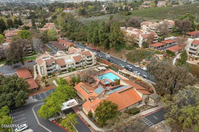 245 Oakleaf Drive, Thousand Oaks CA: https://media.crmls.org/mediaz/ef08e880-b0a1-43f1-8597-45b7c3f2d58b.jpg