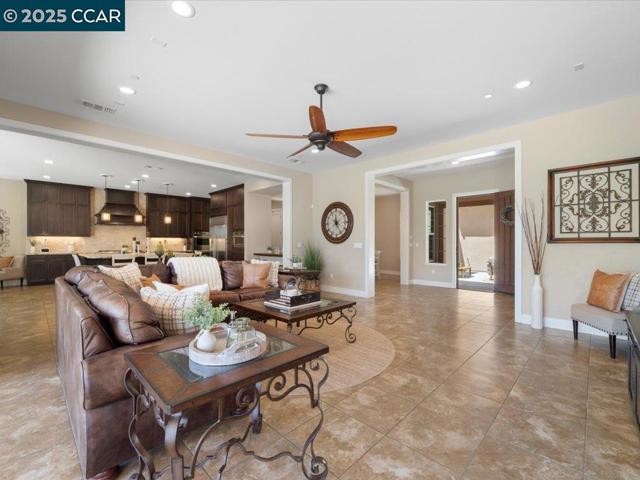 1927 Vintage Cir, Brentwood CA: https://media.crmls.org/mediaz/ef09222c-03aa-4213-bf13-9432edef6974.jpg