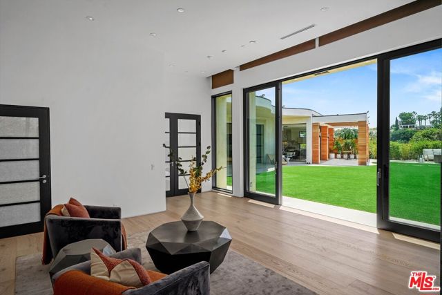 455 Castle Place, Beverly Hills CA: https://media.crmls.org/mediaz/ef095970-37e2-471d-a11d-07f9a0eedf97.jpg