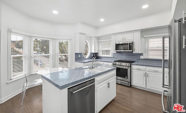 2622 2nd Street, Santa Monica CA: https://media.crmls.org/mediaz/ef0ae58a-0e40-4e7f-8538-92951f8df49b.jpg