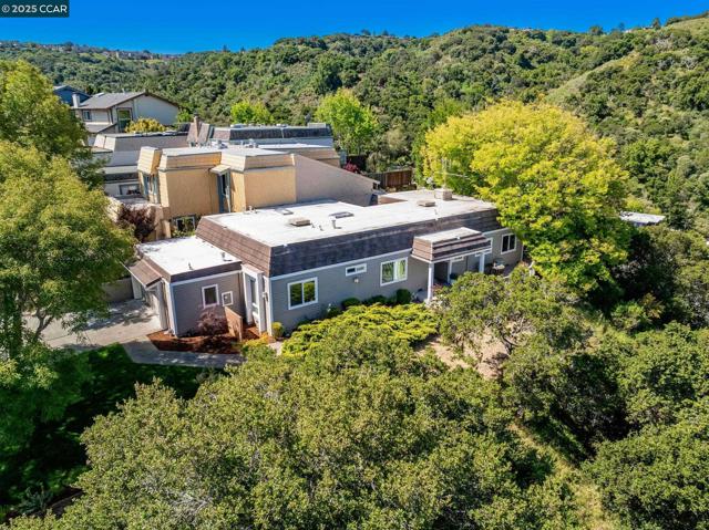 2280 Hastings Dr, Belmont CA: https://media.crmls.org/mediaz/ef0b0ea8-acad-428f-a4cc-d1d187668f51.jpg