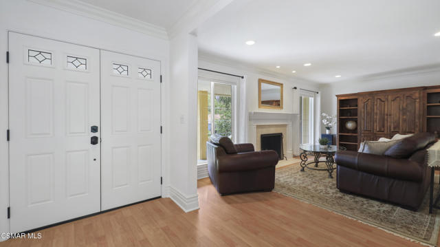 876 Emerson Street, Thousand Oaks CA: https://media.crmls.org/mediaz/ef0b51c1-dcae-4c36-ac00-14712e298a0d.jpg