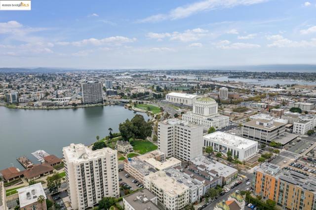 1425 Lakeside DR, Oakland CA: https://media.crmls.org/mediaz/ef0c716a-e47f-4b12-ac10-06fbb9957e55.jpg