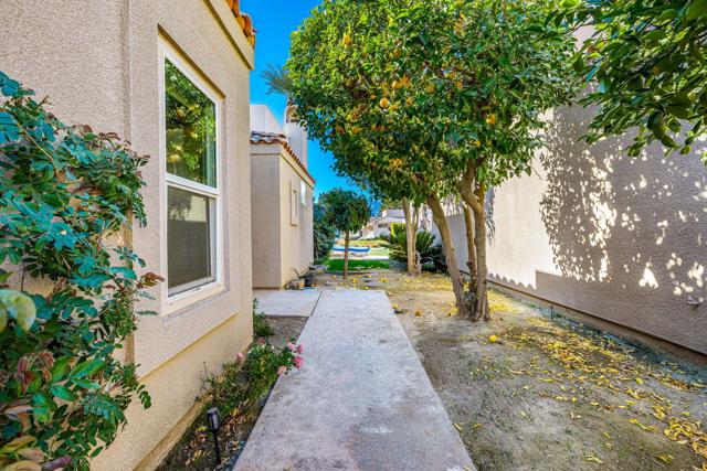 153 Lake Shore Drive, Rancho Mirage CA: https://media.crmls.org/mediaz/ef0dc5ec-2f08-4ad3-8532-a081b4032114.jpg
