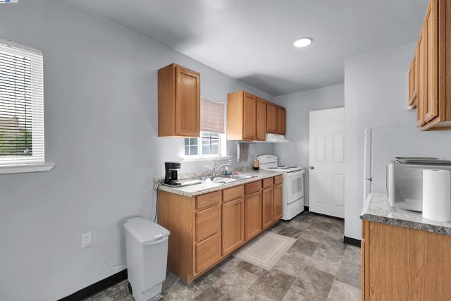 378 Park St, San Leandro CA: https://media.crmls.org/mediaz/ef0e13e2-c297-464f-a595-cb367eef0614.jpg