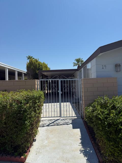 14 International Boulevard, Rancho Mirage CA: https://media.crmls.org/mediaz/ef0f7c29-d059-439a-af33-024960fe365f.jpg