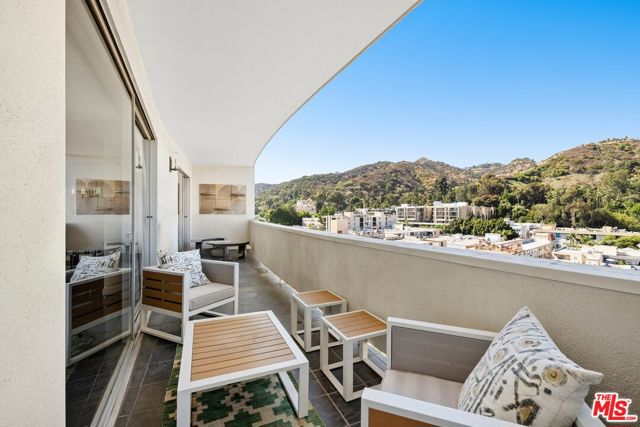 7250 Franklin Avenue, Los Angeles CA: https://media.crmls.org/mediaz/ef11607d-2eff-440d-8797-6e4b13c34e10.jpg