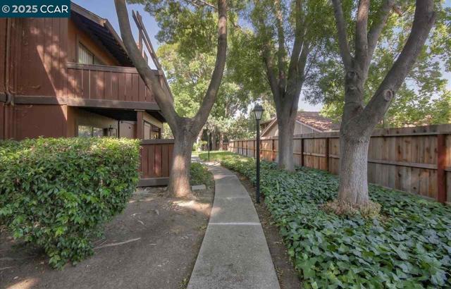824 Camelback Pl, Pleasant Hill CA: https://media.crmls.org/mediaz/ef122529-3c94-4441-9965-83746cc19931.jpg