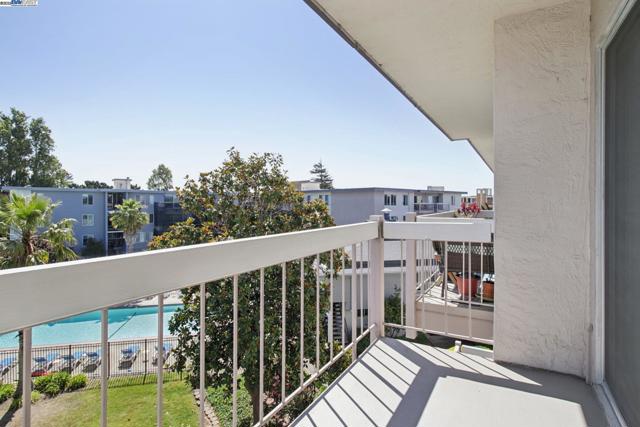 950 Shorepoint Ct, Alameda CA: https://media.crmls.org/mediaz/ef12d807-687e-48a7-8bc2-829d3c1b84dd.jpg