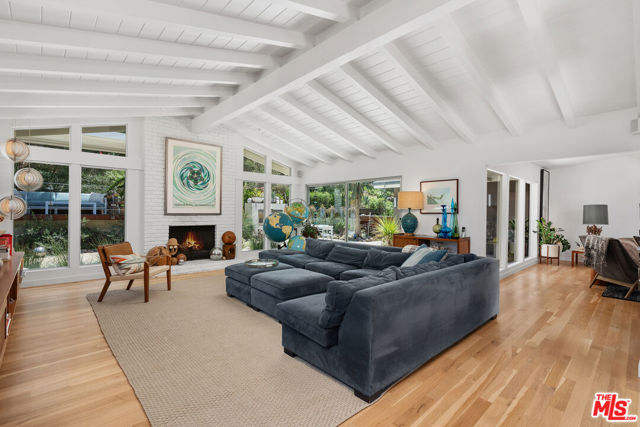 11575 Dona Dorotea Drive, Studio City CA: https://media.crmls.org/mediaz/ef13aa8d-cd71-4454-914d-2b3189cd229d.jpg