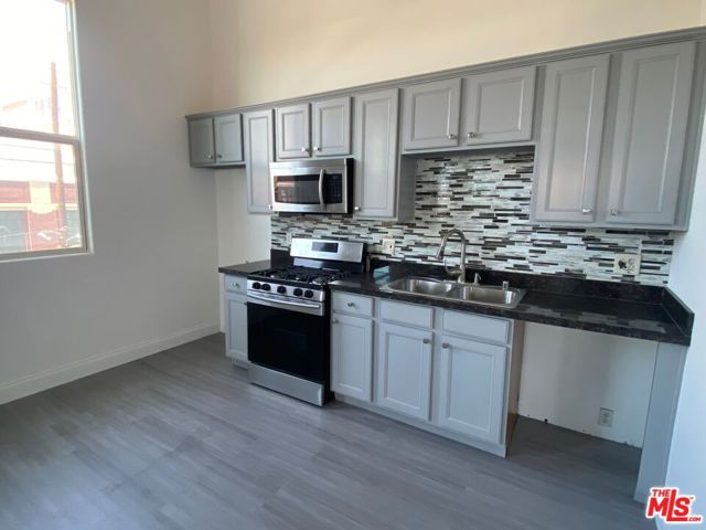 726 S Santa Fe Avenue, Los Angeles CA: https://media.crmls.org/mediaz/ef14abd1-4877-422e-a1ca-77448c17d72b.jpg
