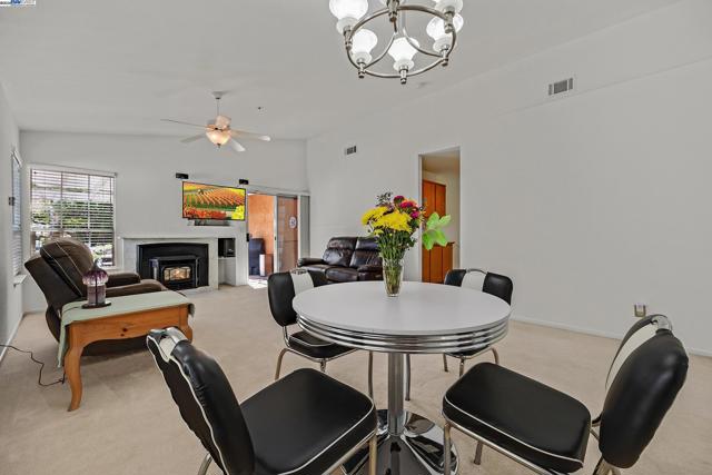 6997 Foxtail Dr, Livermore CA: https://media.crmls.org/mediaz/ef15093b-da02-444f-98aa-ce6be44b361e.jpg