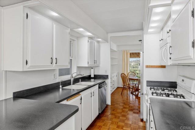 8975 Lawrence Welk Dr, Escondido CA: https://media.crmls.org/mediaz/ef153188-3449-45de-a9c7-bf26190e237e.jpg