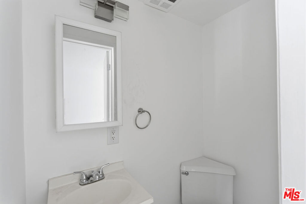https://media.crmls.org/mediaz/ef156b51-7dfc-4023-a2a0-388bc25a79ac.jpg?preset=X-Large