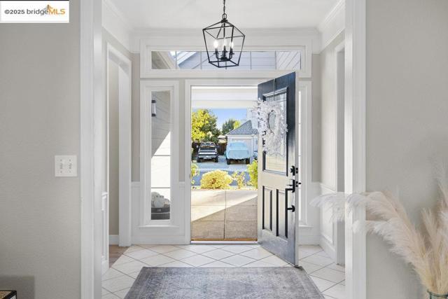 1030 Orchid Dr, Brentwood CA: https://media.crmls.org/mediaz/ef168bcd-036d-4086-862d-ebbaf9f2b722.jpg