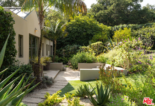 796 Hot Springs Road, Montecito CA: https://media.crmls.org/mediaz/ef1800b1-634e-484d-aac4-f3ba04dd816a.jpg