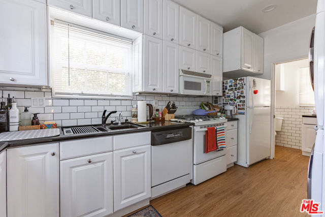 9660 W Olympic Boulevard, Beverly Hills CA: https://media.crmls.org/mediaz/ef199164-2f06-4a33-bbaf-325558f5b88c.jpg