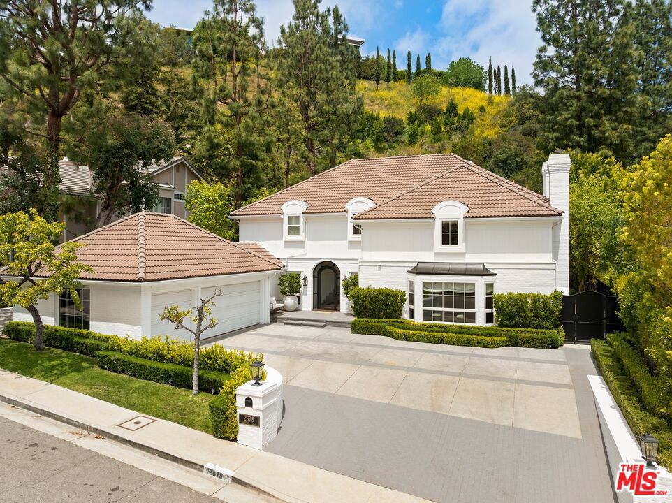2878 Royston Place — Traditional