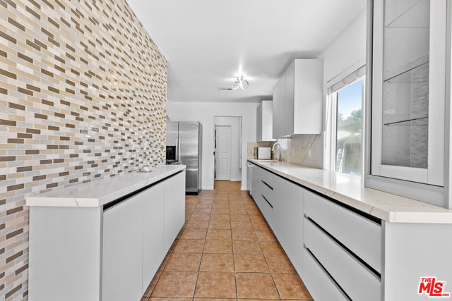 4949 San Feliciano Drive, Woodland Hills CA: https://media.crmls.org/mediaz/ef1ca69c-a983-4172-9042-aa300d88f59f.jpg