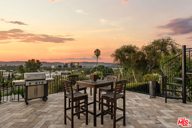 5335 Medina Road, Woodland Hills CA: https://media.crmls.org/mediaz/ef1df6f3-c824-44e8-b294-66a618e9fbff.jpg