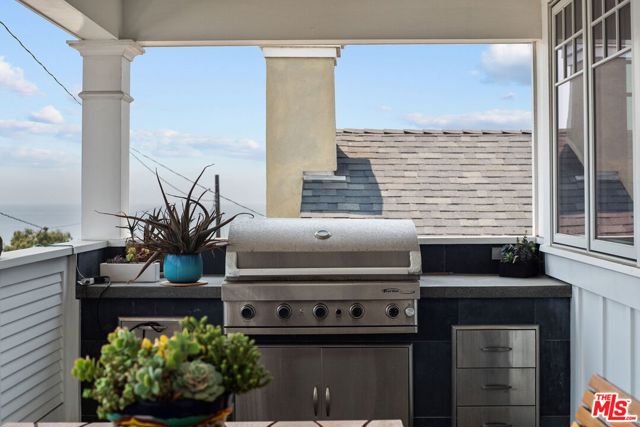 636 12th Street, Manhattan Beach CA: https://media.crmls.org/mediaz/ef1e7f06-5b00-4f3a-8a02-b5ca9f92fc41.jpg