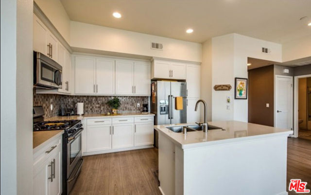 552 E Carson Street, Carson CA: https://media.crmls.org/mediaz/ef1fa061-8ed1-4761-81a8-0e0154a46f16.jpg