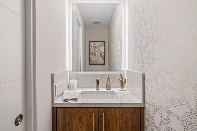 1346 Bacall Way, Palm Springs CA: https://media.crmls.org/mediaz/ef1fd861-95cf-42e4-af2f-ff6b270f992e.jpg