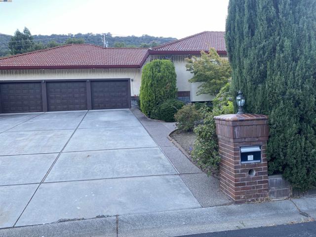 11 Foothill Lane, Pleasanton CA: https://media.crmls.org/mediaz/ef1fdb5f-65e3-4043-ac68-3321fc51db50.jpg