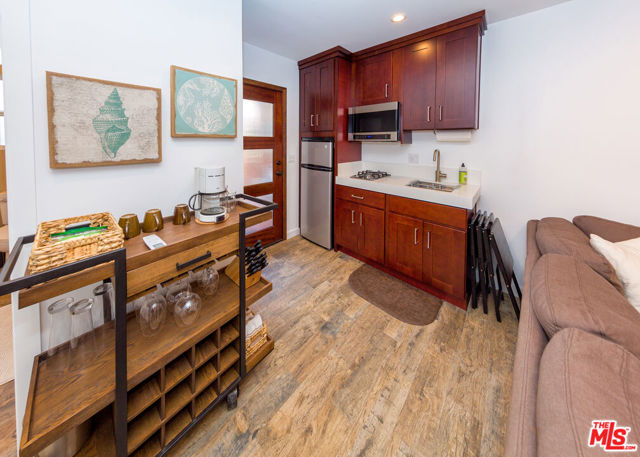 38 Sunset Avenue, Venice CA: https://media.crmls.org/mediaz/ef203ac2-070f-4dde-ac9b-cfce0e3636e7.jpg